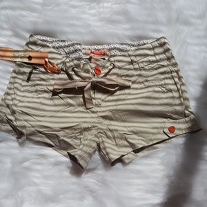 🆕Khaki Ashley Shorts by 26 International size XL