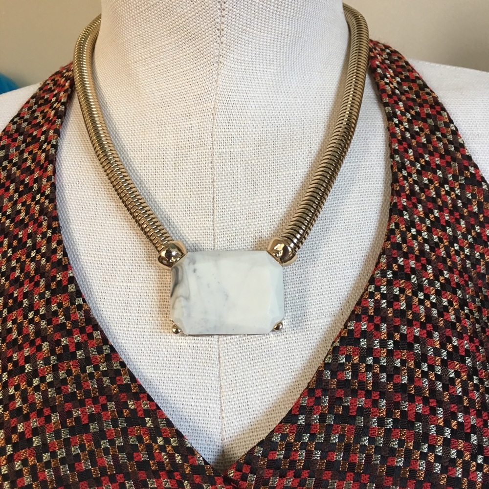 Elegant gold necklace