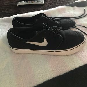 Black janoski shoes