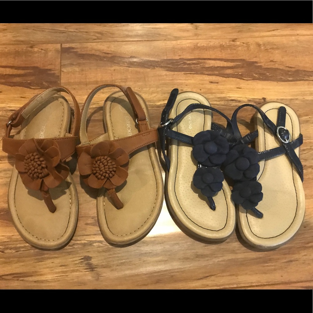 Lot 2 girls pairs sandals size 10