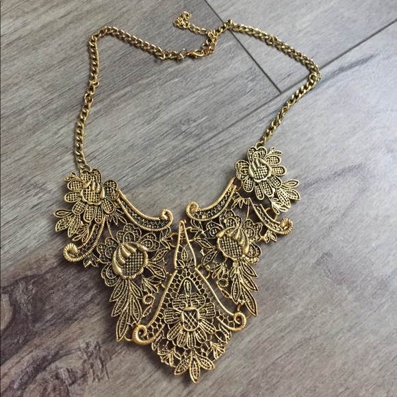 Jewelry - Metal lace design necklace!