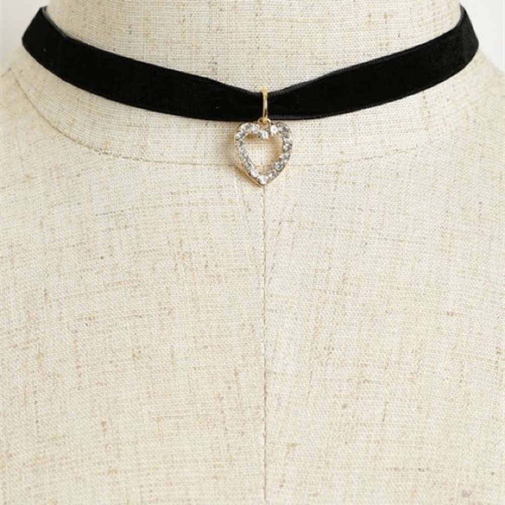 Single heart pendant choker
