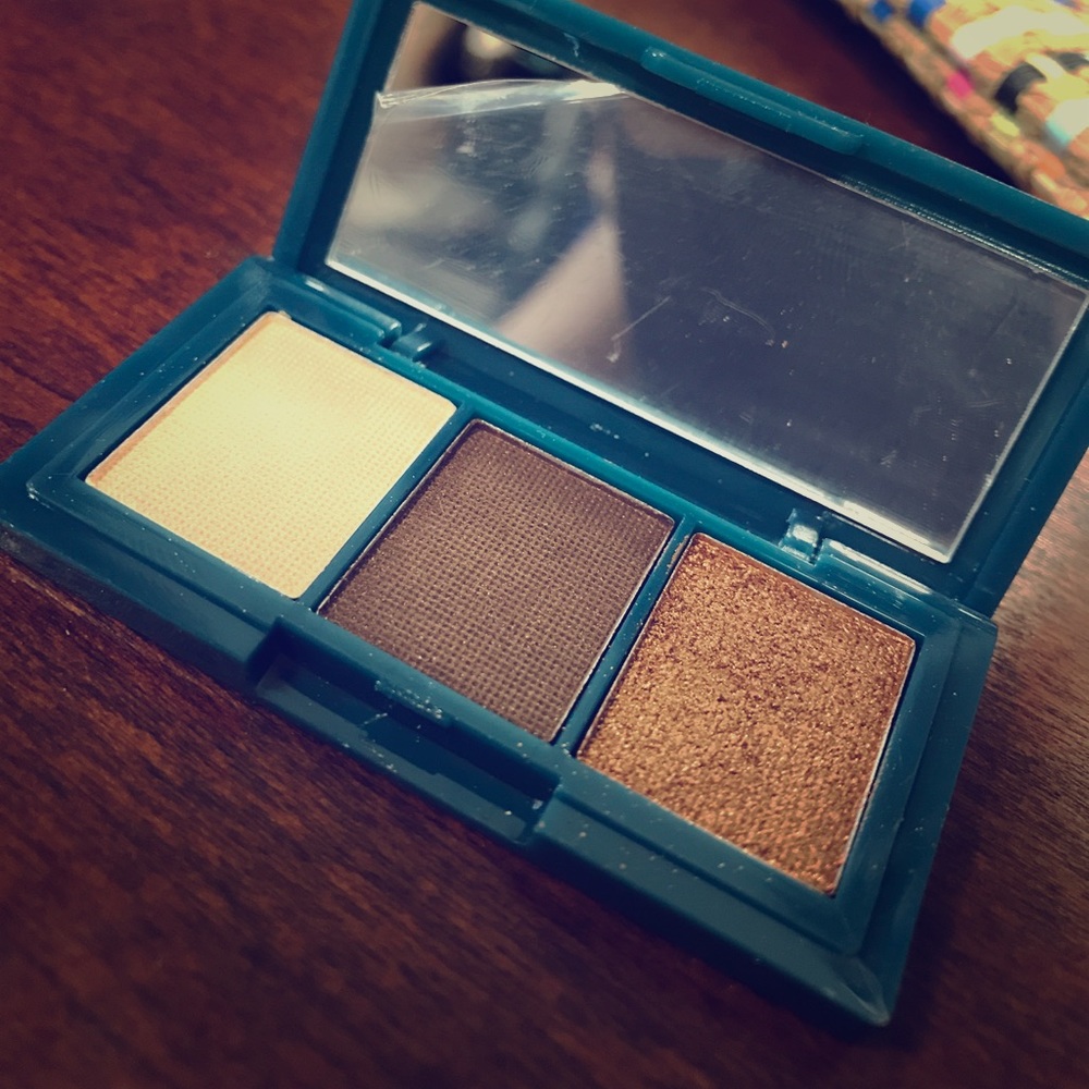 Eye shadow trio