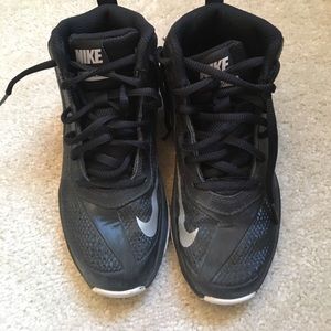 boys nike basketball sneakers