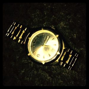 Quartz gold watch