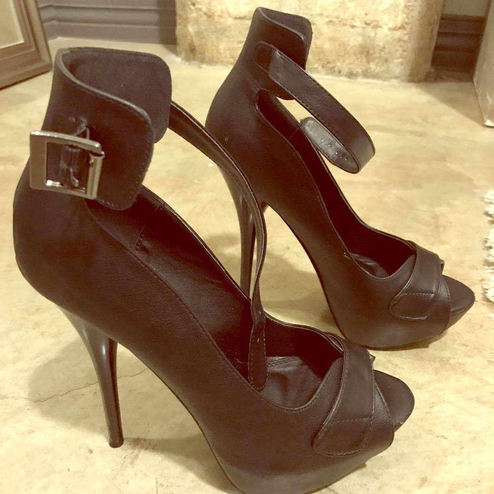 Ankle Strap Skinny Stiletto Heel!