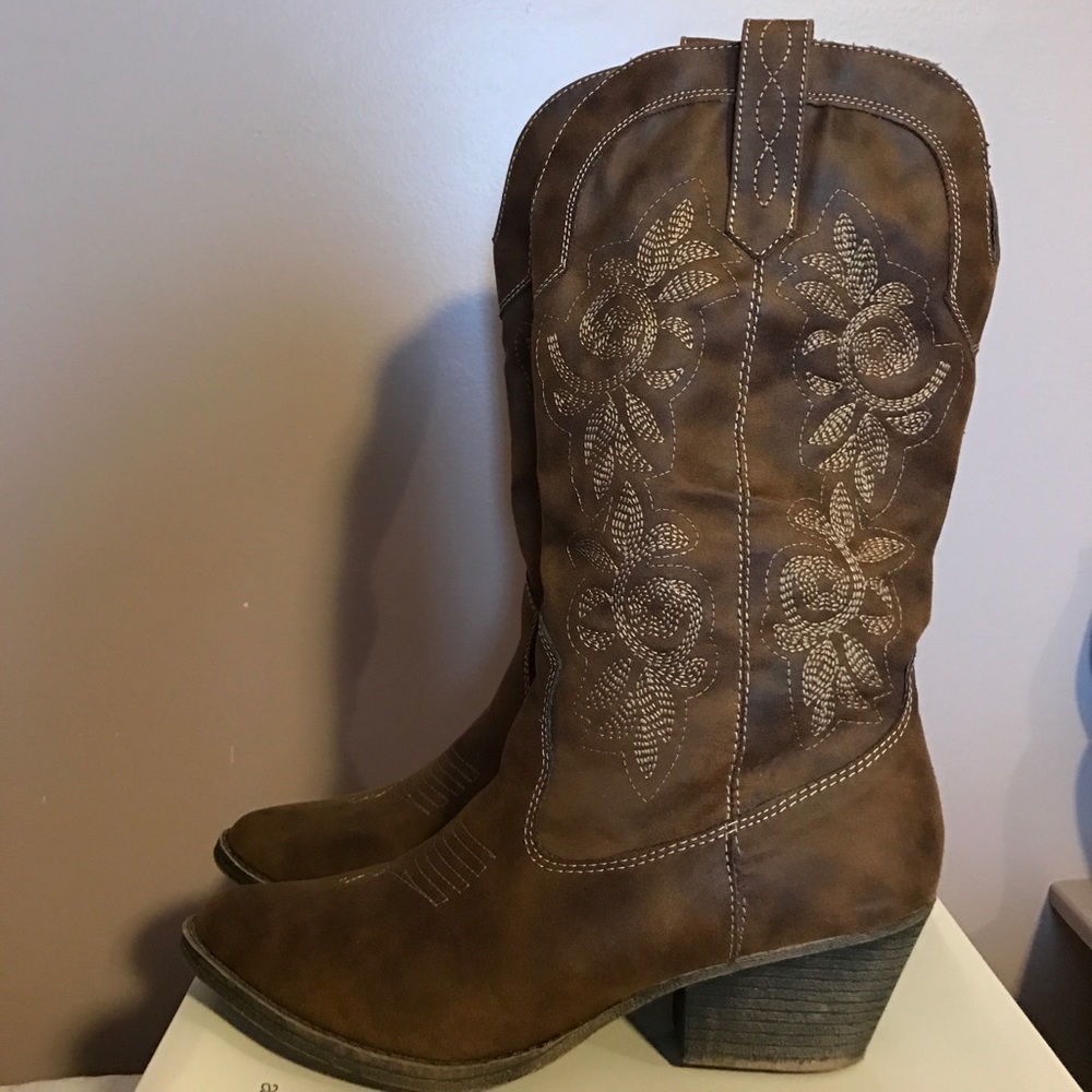 Brown cowgirl boots