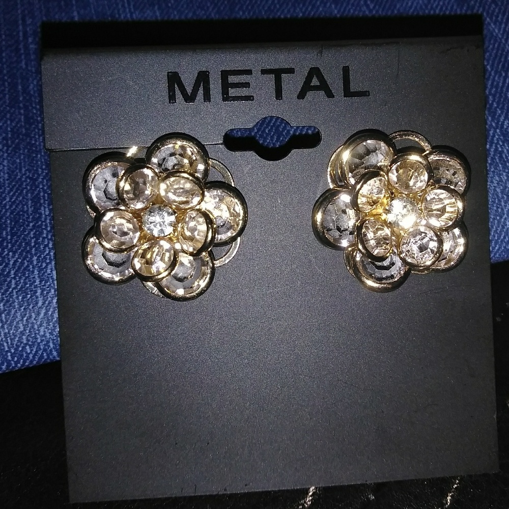 Floral studs - Picture 2 of 2