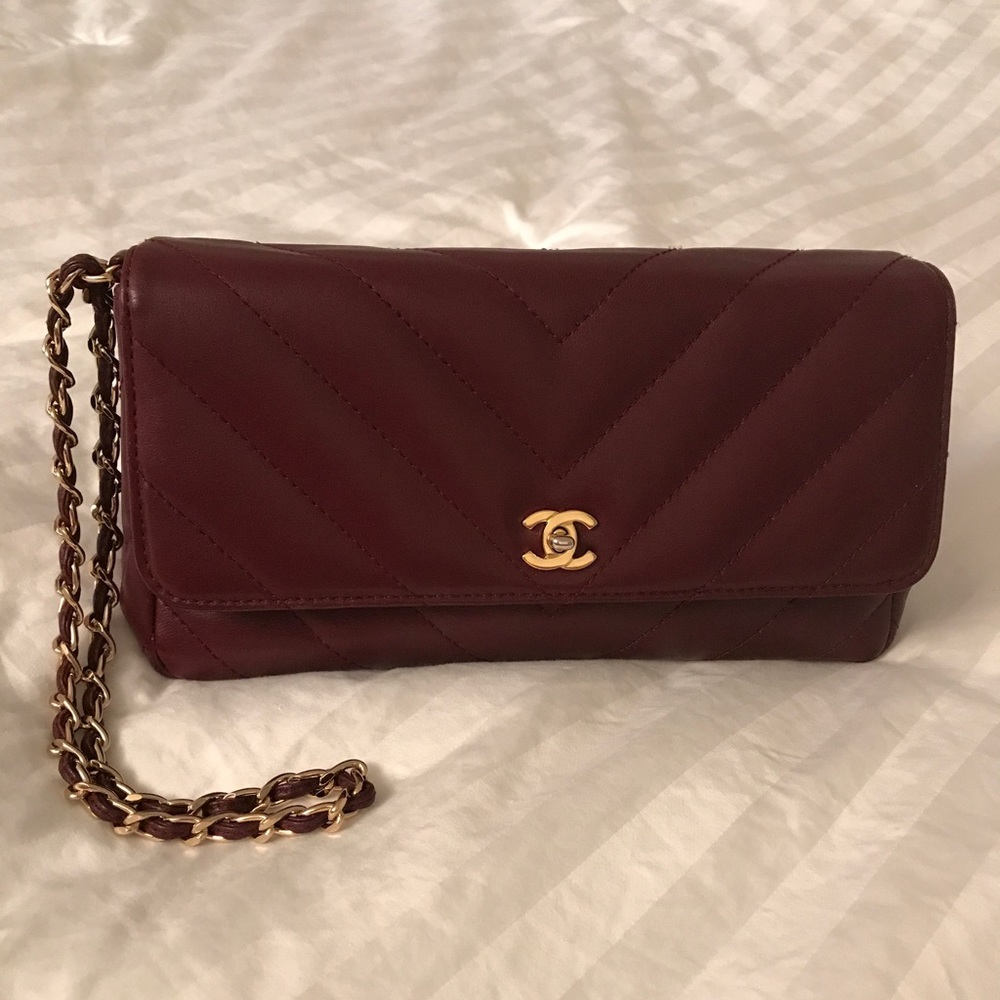 SOLD🎉🎉💯Authentic Chanel Clutch with gold chain