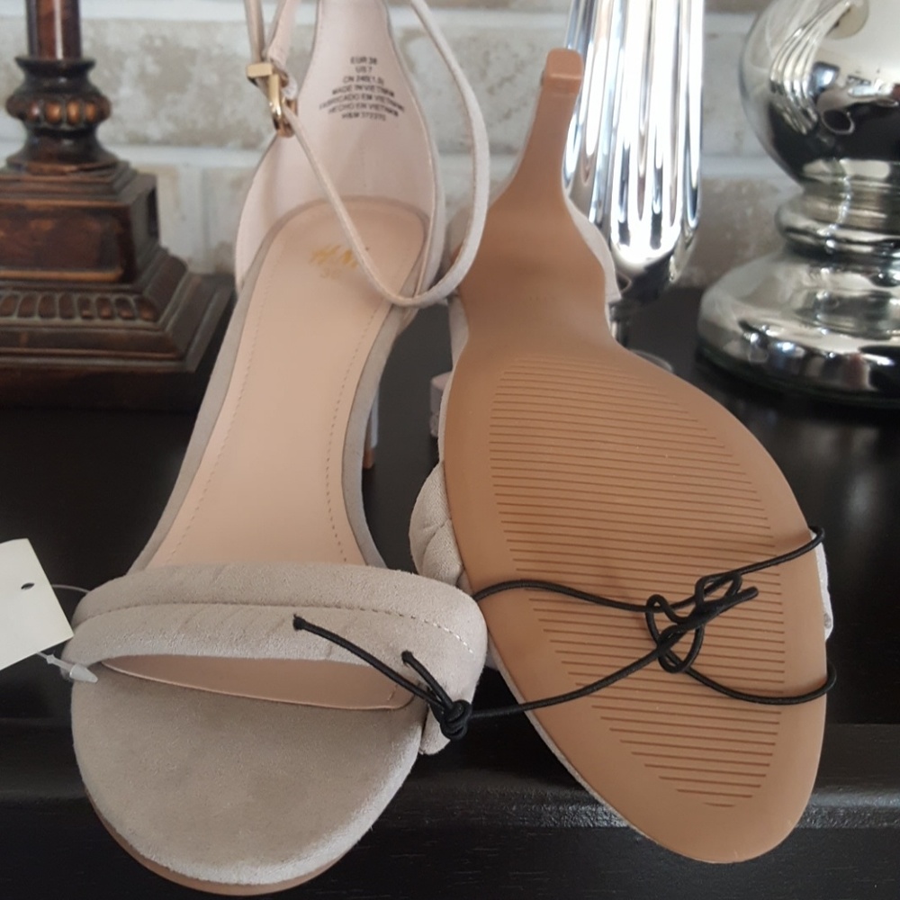 Heels - Picture 2 of 3