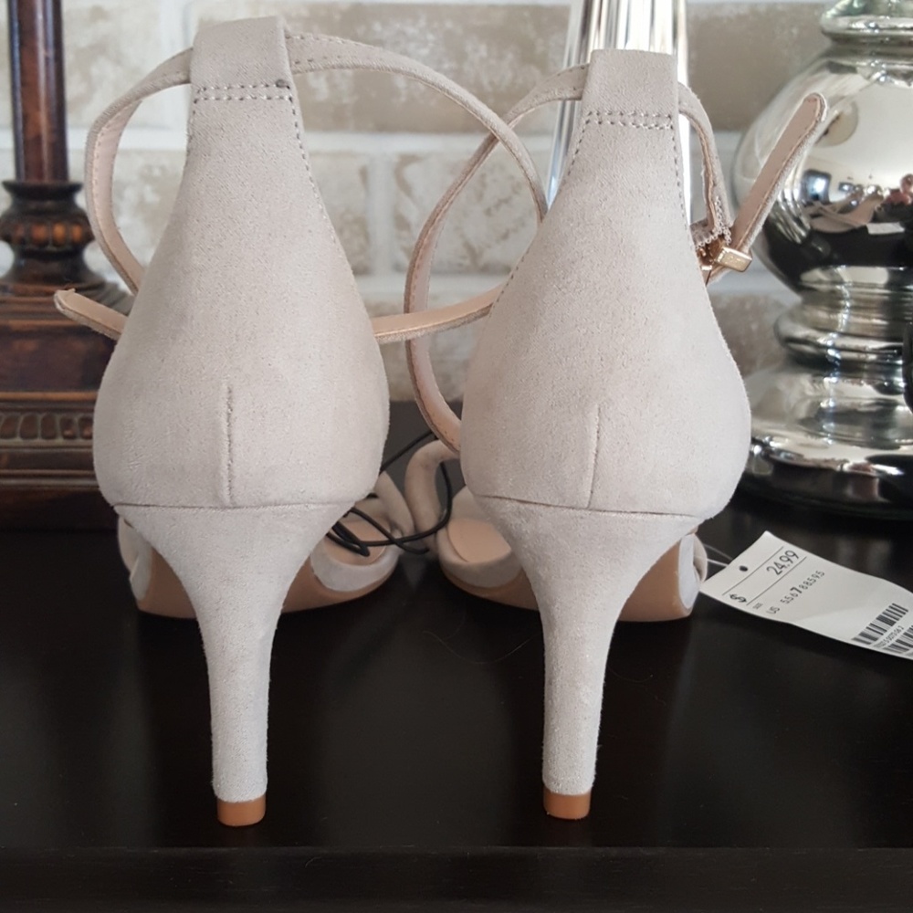 Heels - Picture 3 of 3