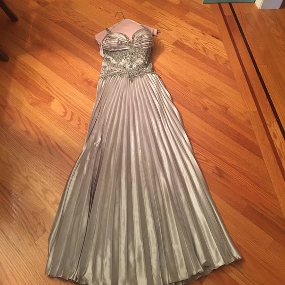 La Femme formal dress - Picture 5 of 8