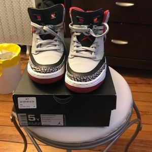 Kids jordan spizike bg.