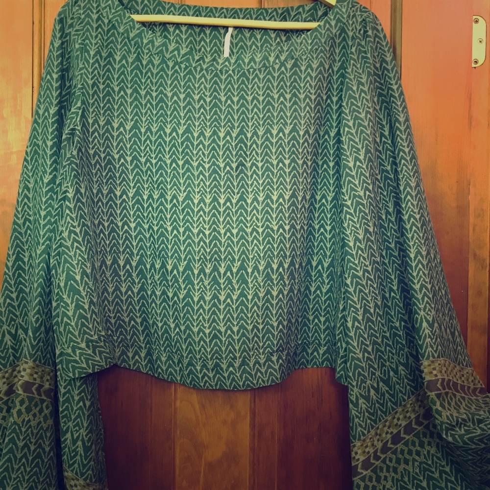 Free people Scoop necked bell sleeved crop