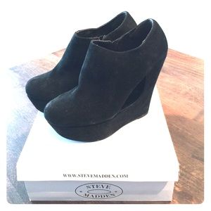 Steve Madden Dystinct Black Suede Booties