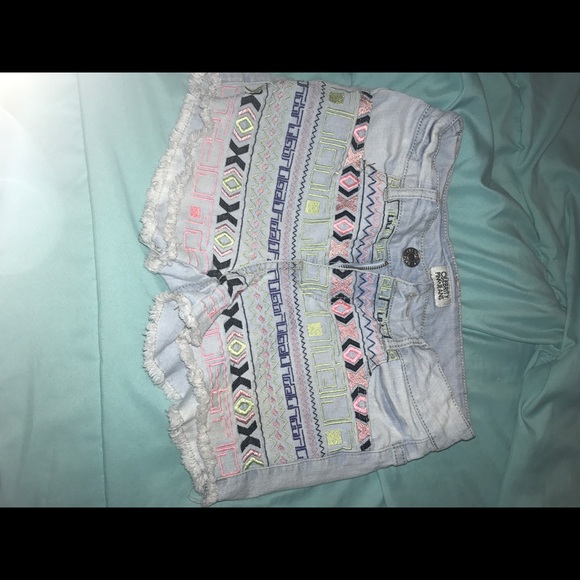 Embroidered shorts. Multicolored Aztec design. - Picture 1 of 3