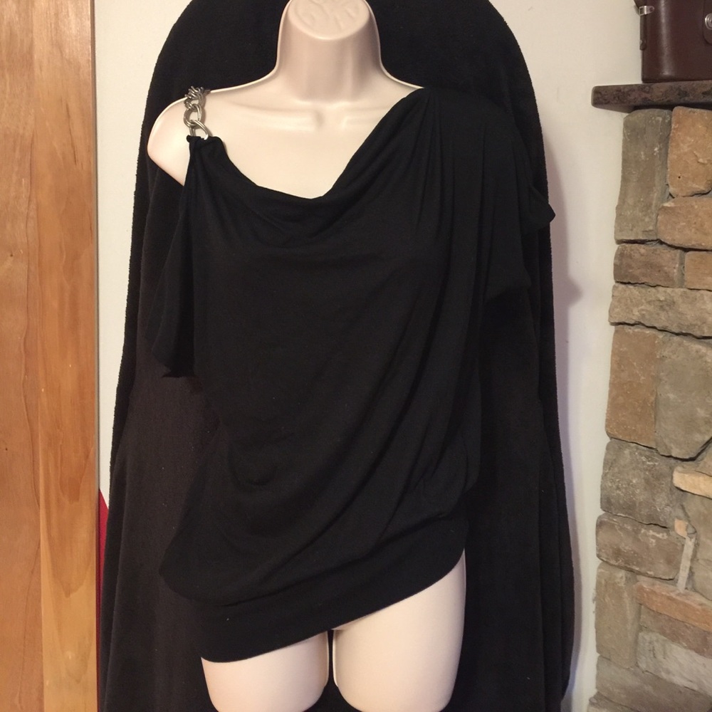 Dressy t-shirt with chains on the right side