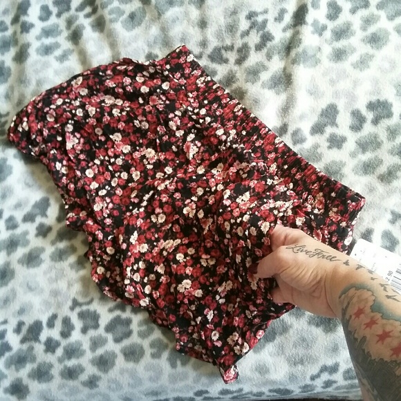 Floral Shorts with Pockets NWT - Picture 2 of 3