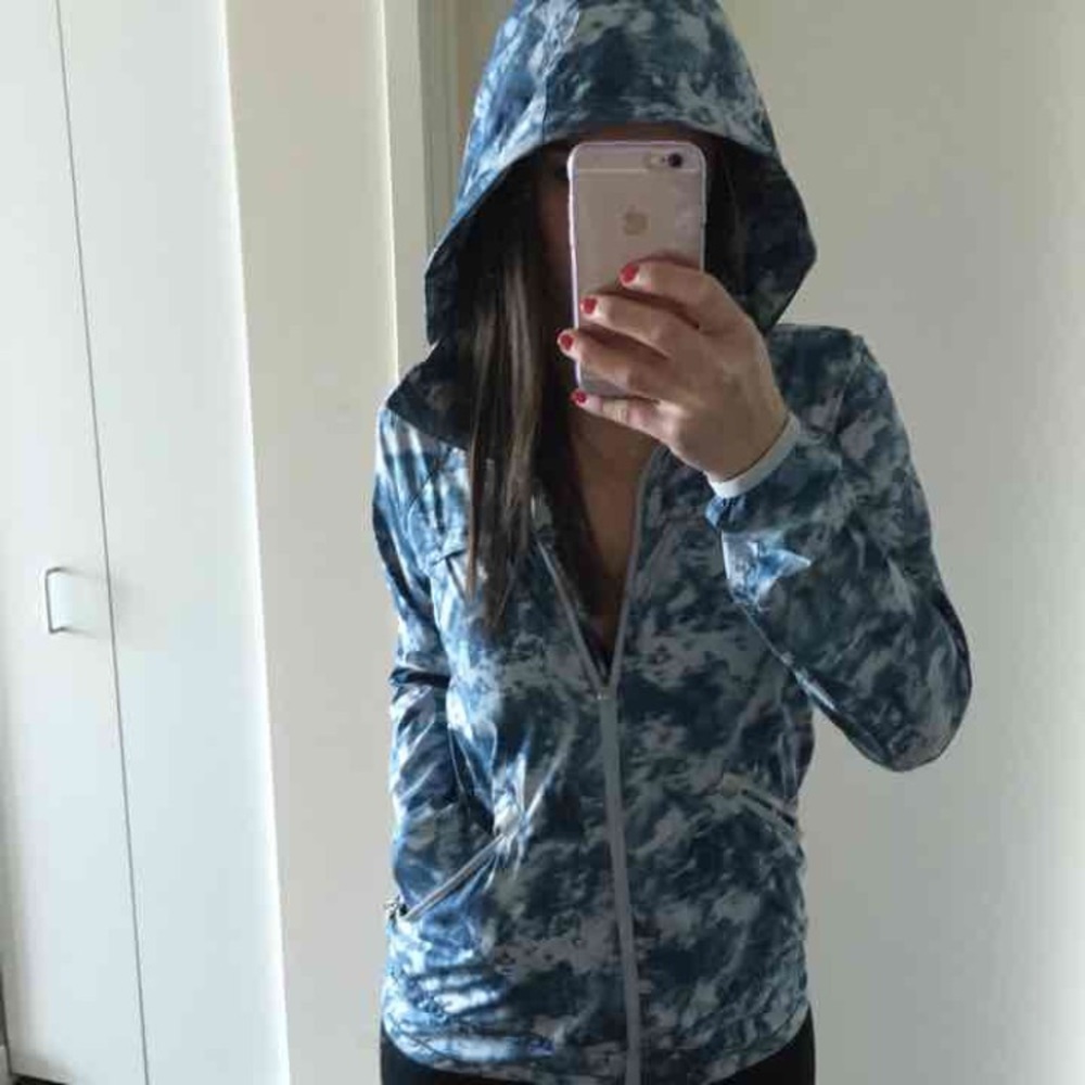 Super cute lulu windbreaker/ rainjacket