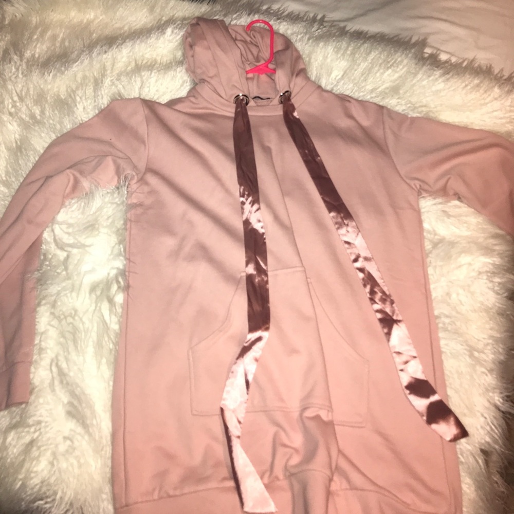 Oversized hoodie with silk details.