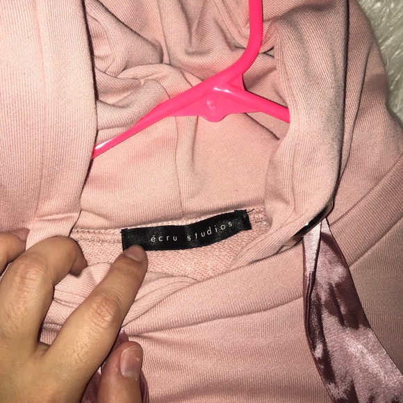 Oversized hoodie with silk details. - Picture 2 of 3