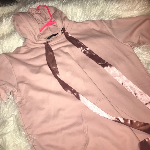 Oversized hoodie with silk details. - Picture 3 of 3