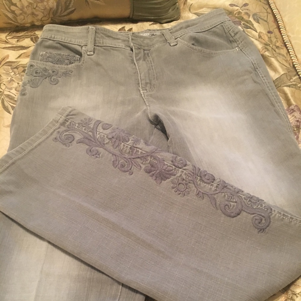 Gorgeous Chicos stonewashed jeans fabulous detail.