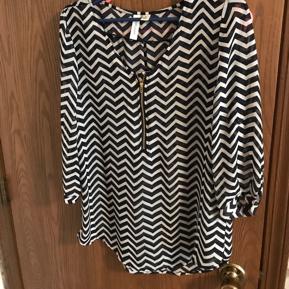 Navy blue and white chevron printed quarter shirt