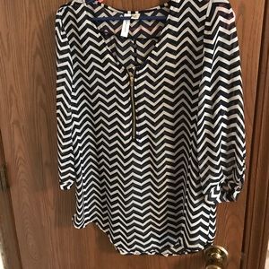 Navy blue and white chevron printed quarter shirt