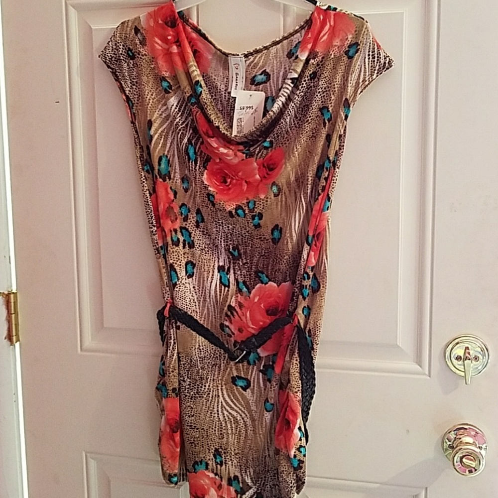 New Cute dressy top with flower