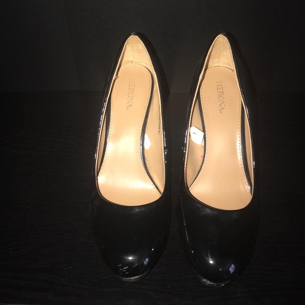 Black pumps