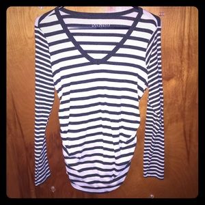 Maternity top, striped with elastic sides.