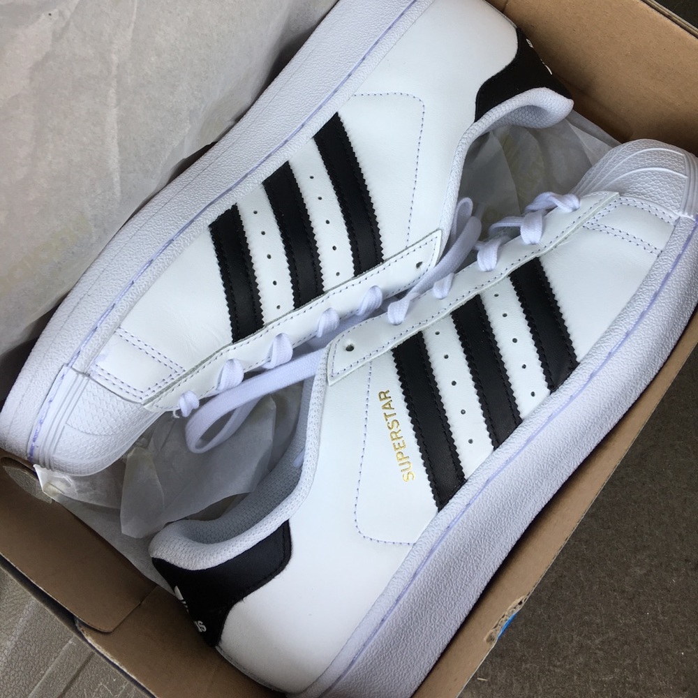 NIB Boys Size 6 Adidas Superstar