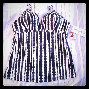 BNWT Athleta XL Navy and White Tankini Top