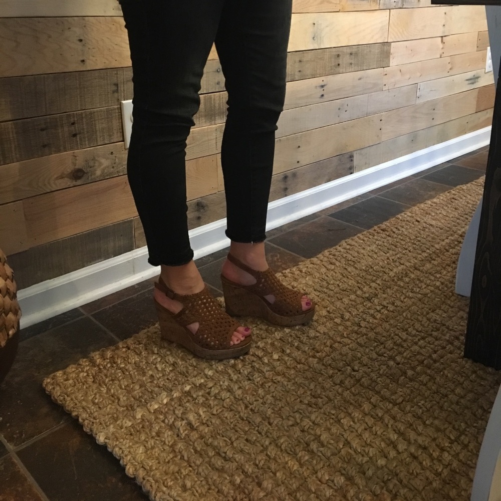 Mudd tan wedges
