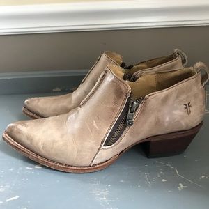 Frye Sacha Moto Shootie - Size 8.5 Fawn