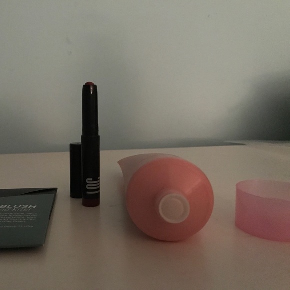 NEVER USED Lotion/makeup set - Picture 3 of 4