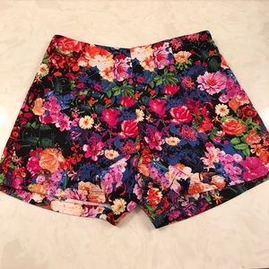 Super cute floral shorts!