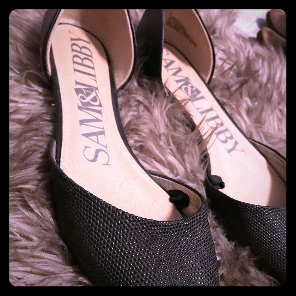 Pointed-luxury black embossed leather flats!