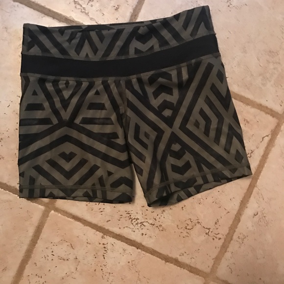 Lululemon short size 4 - Picture 1 of 4