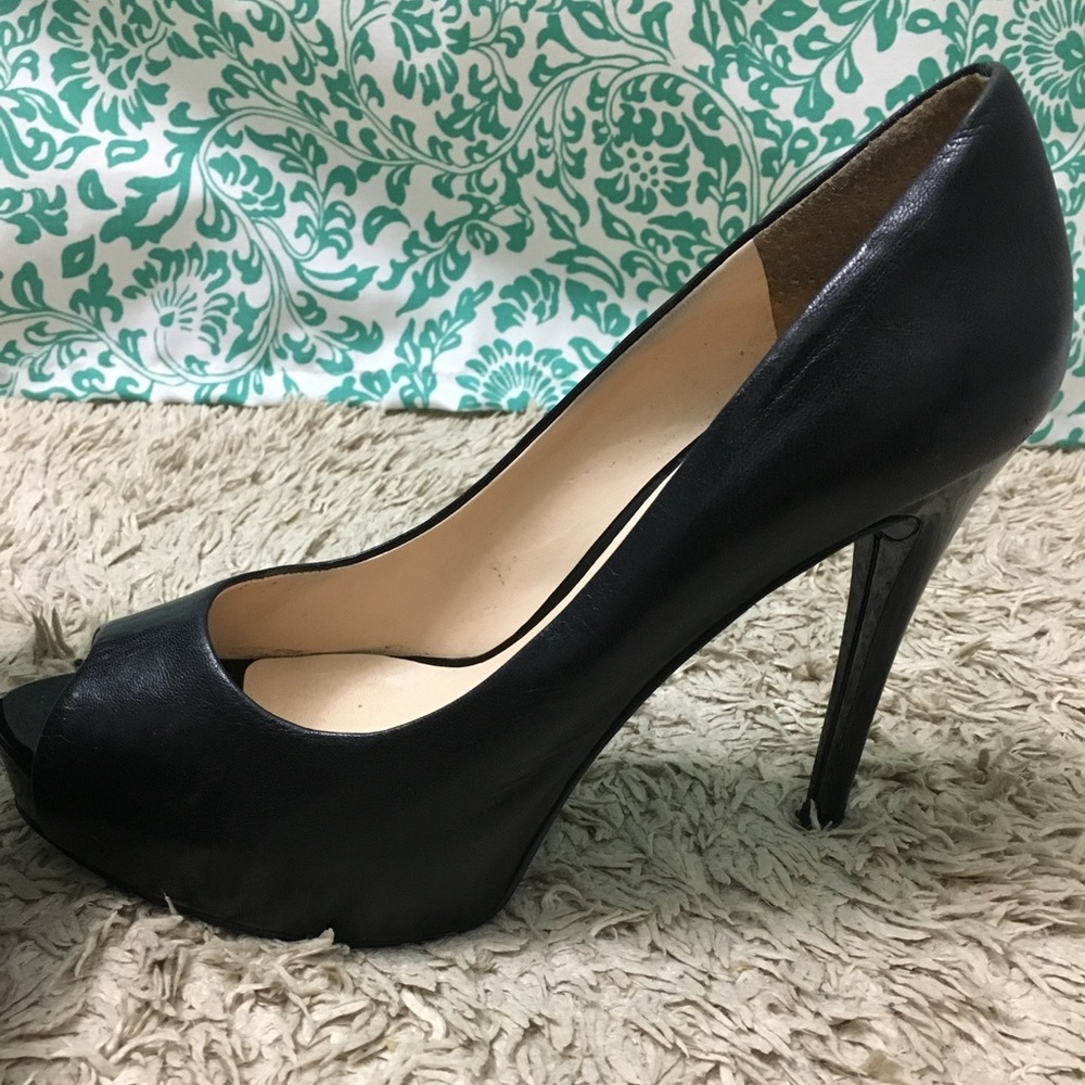 Black pumps
