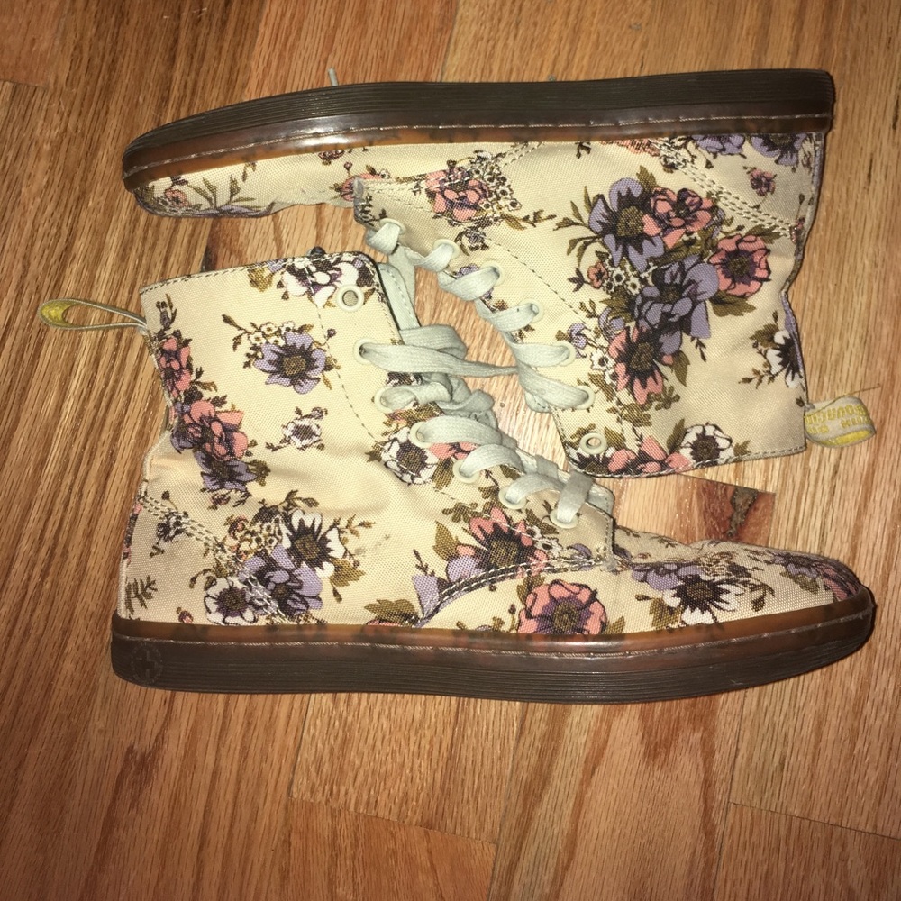 FLORAL BOOTS DR.MARTENS (Negotiable)