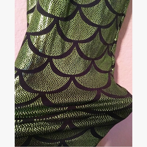 😱 SOLD 😱 🆑 Metallic Mermaid Leggings - Picture 4 of 5