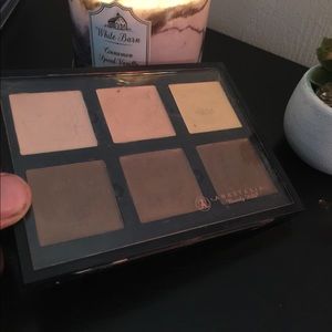 Anastasia Beverly Hills contour pallet in light