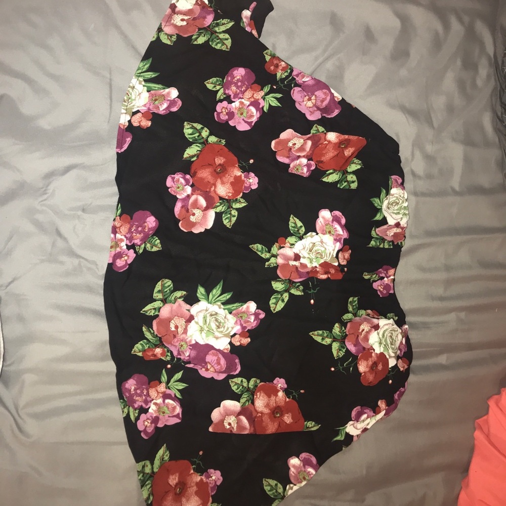 Sleeveless floral print flowy top!