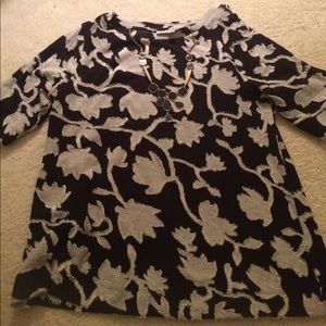 Short sleeved sweater.