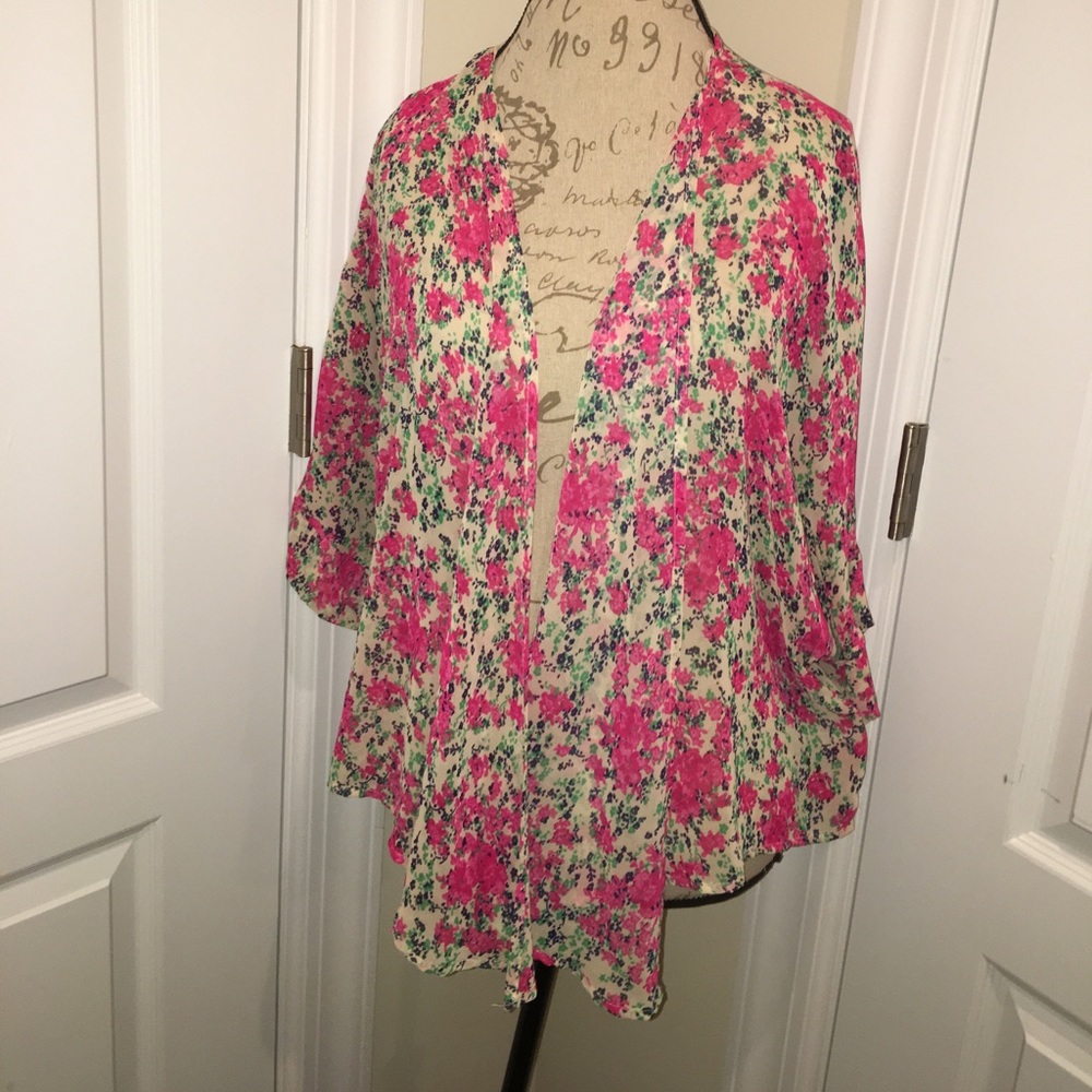 Like new! Gorgeous floral kimono top!!