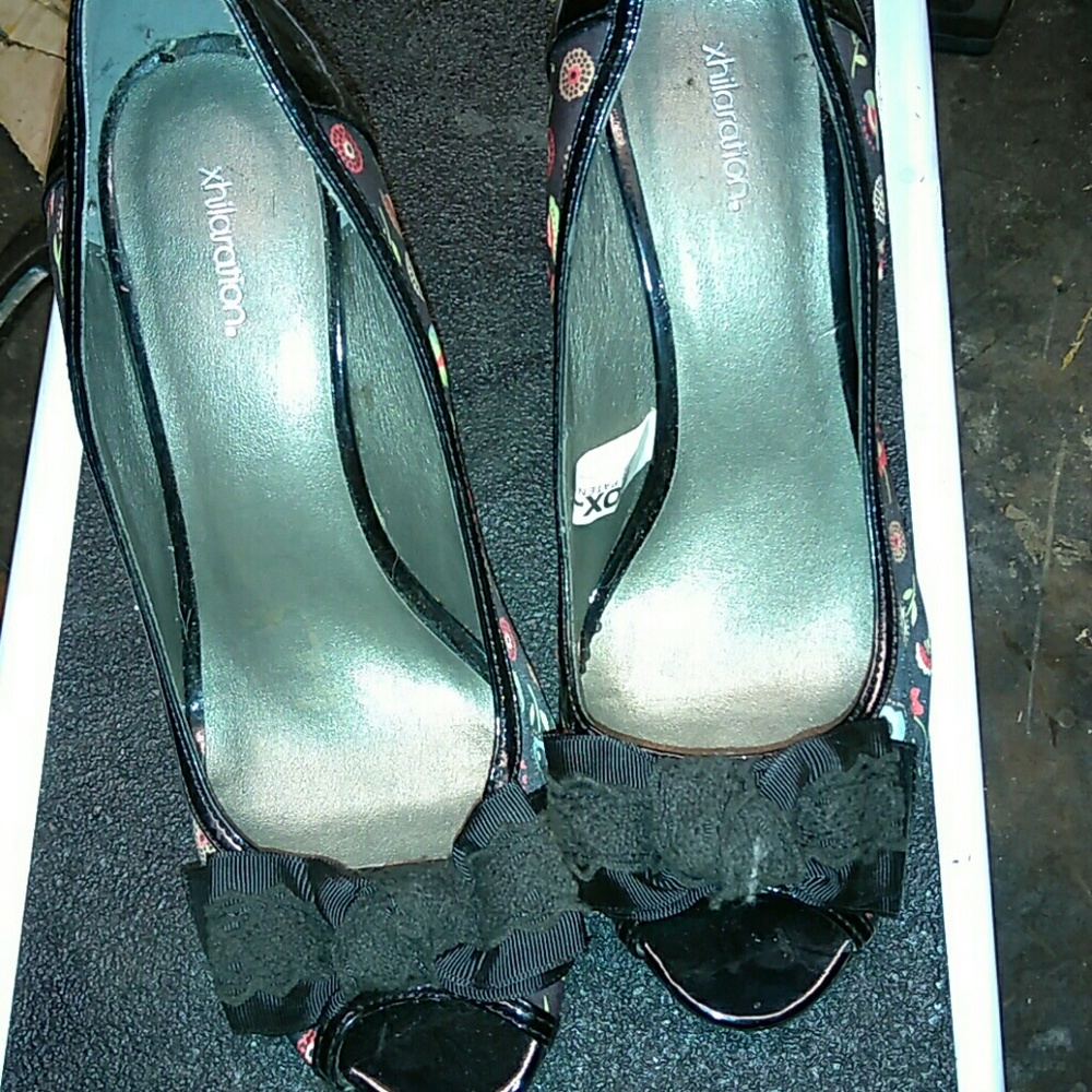 High heel shoes with black bow size 81/2