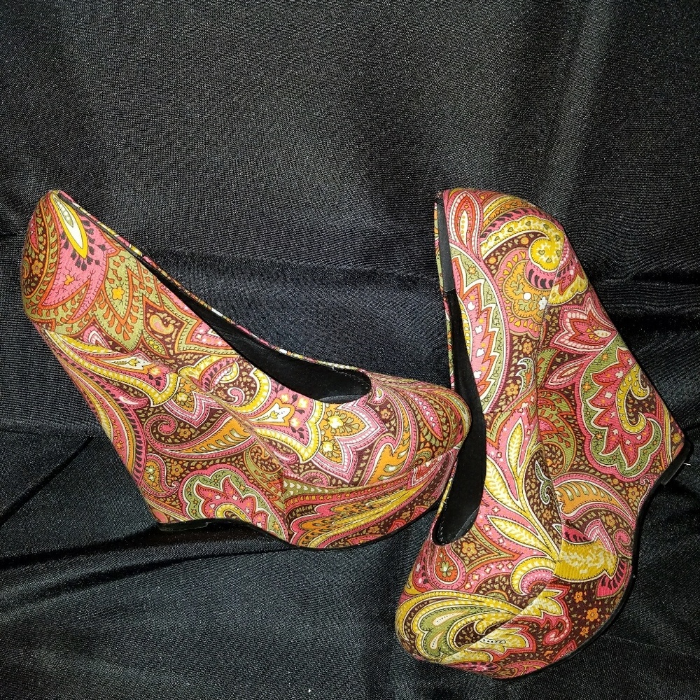 Pink paisley wedge shoe
