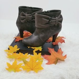 Gray Ankle Boot size 8 Woman's by Skyler